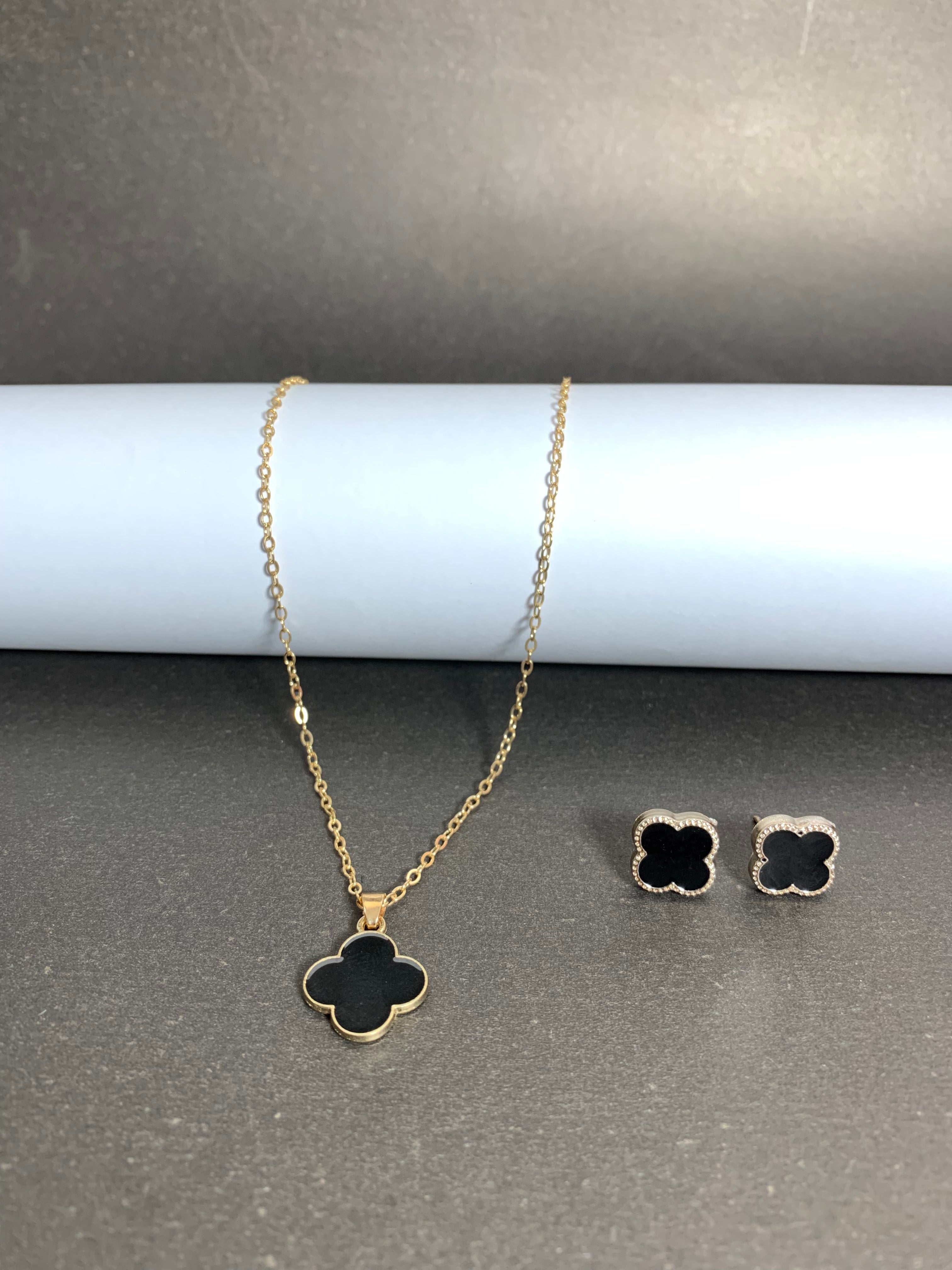 Clover Pendant Necklace  include  earrings