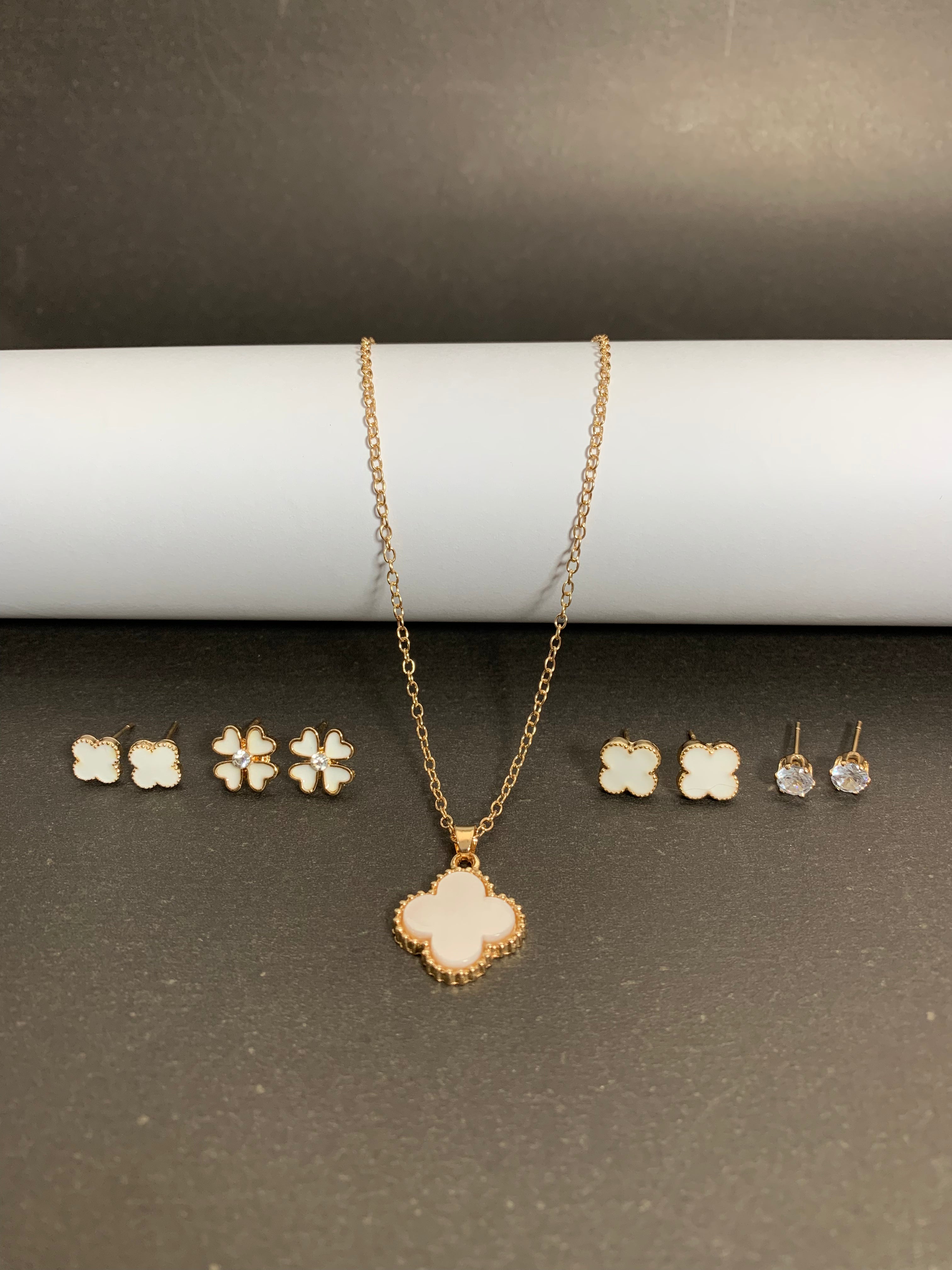 Clover Pendant Necklace  include  earrings